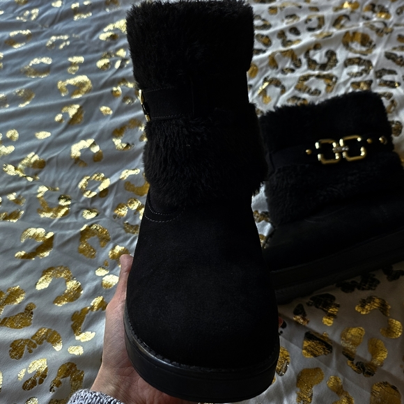 Like New Guess Womens Shoe Size 6 Black Fur Ugg Style Gold Detailings Booties - Picture 6 of 6